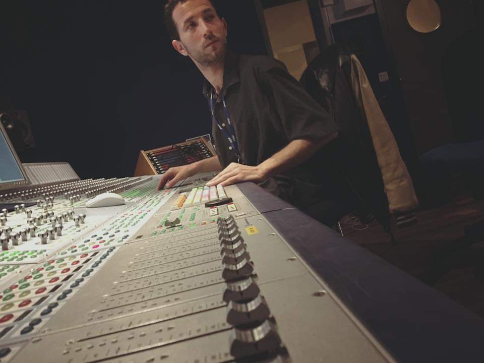 Portrait de l'ingénieur du son Vincent CANIEDO en session de mixage sur une console de studio professionnelle.
